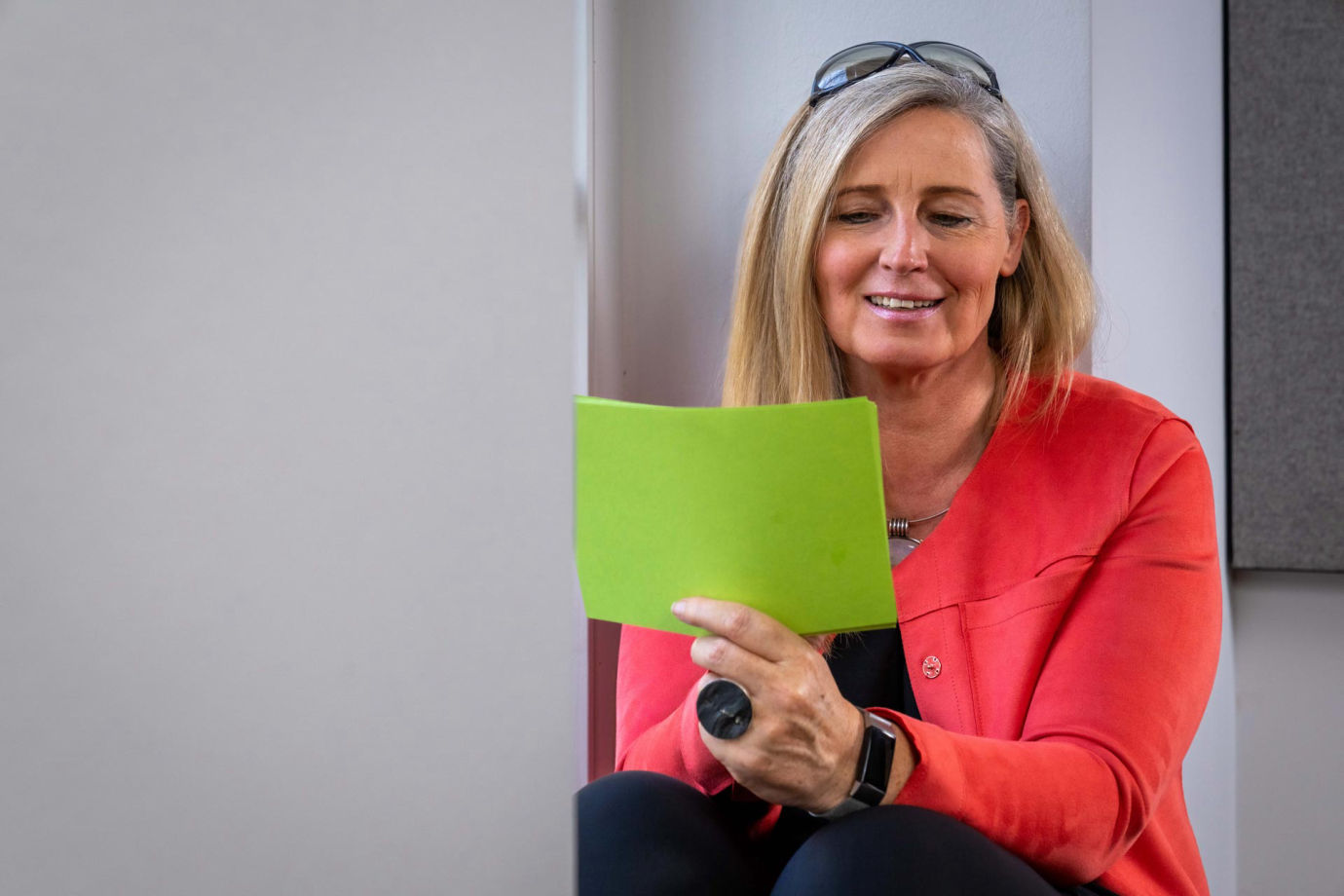 Conny Lang mit grünem Papier in der Hand