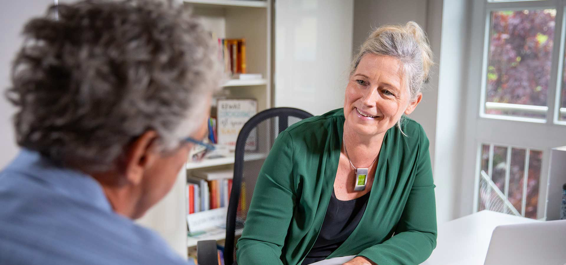 Conny Lang in einem Beratungsgespräch